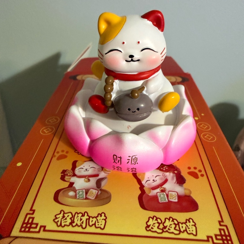 🆕 Fortune Cat Sends Blessings Figure